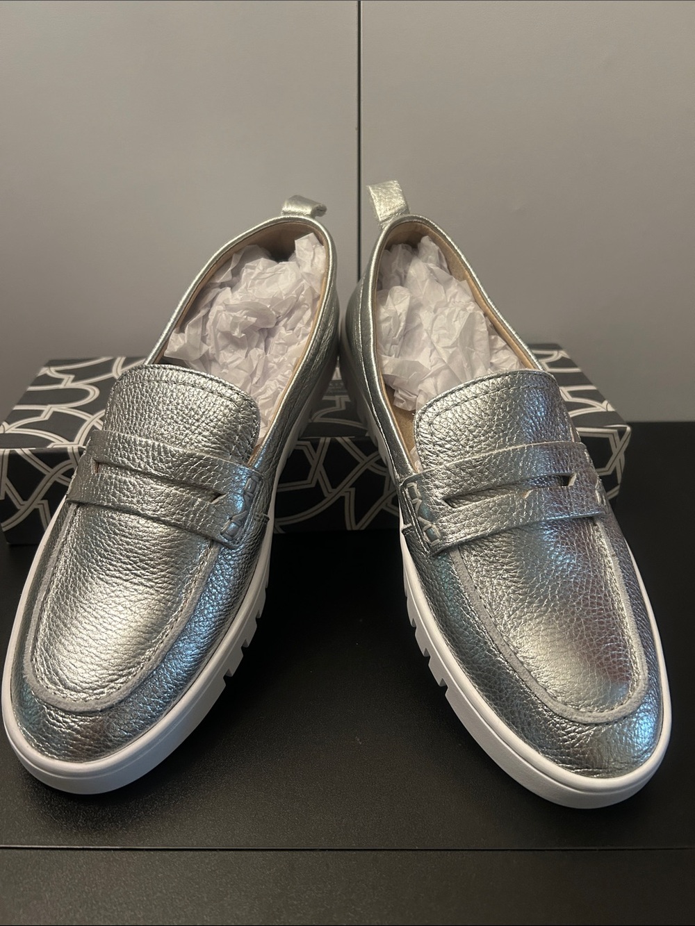 Vionic Women’s Uptown Penny Loafer. Size 7.5 - Picture 3 of 8